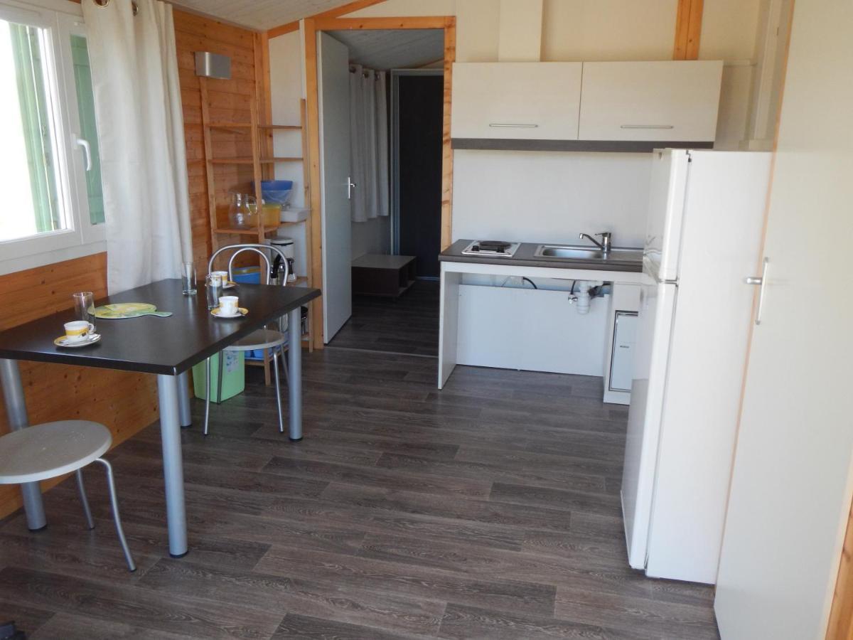 Cottages Du Lac De Miel Beynat Bagian luar foto
