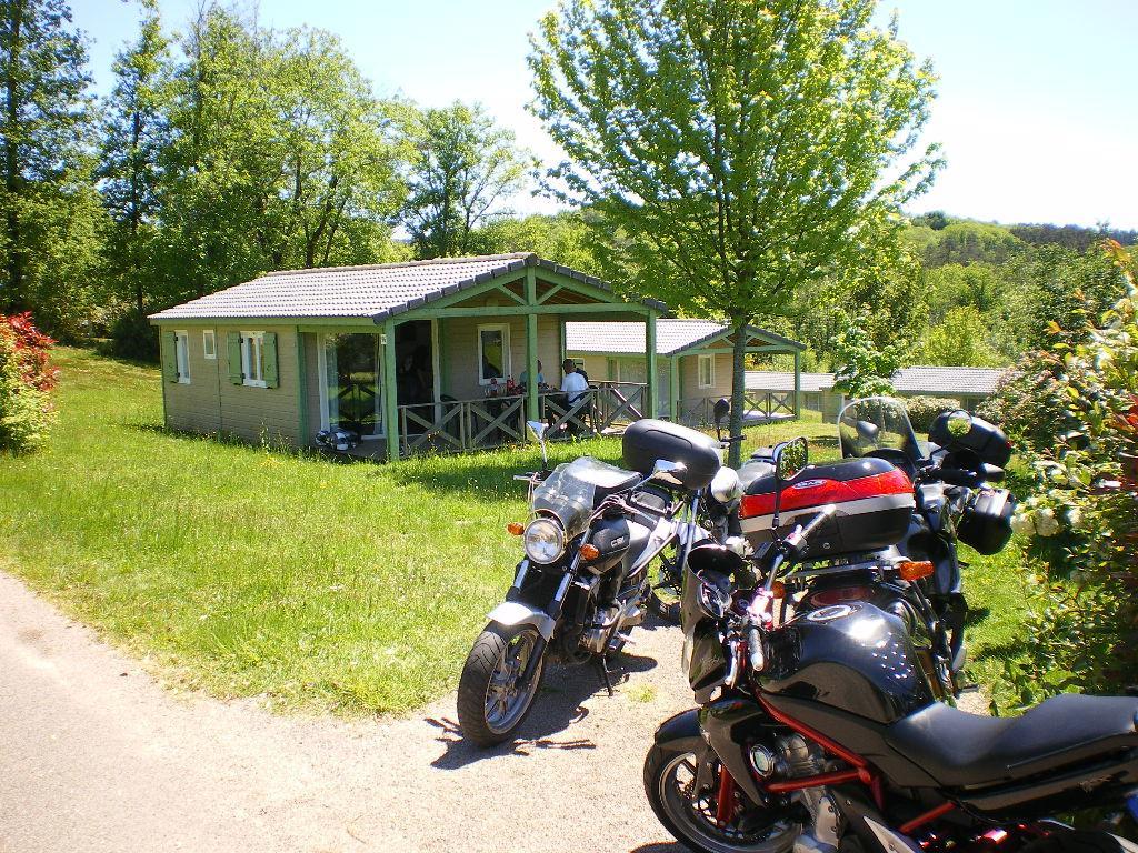 Cottages Du Lac De Miel Beynat Bagian luar foto