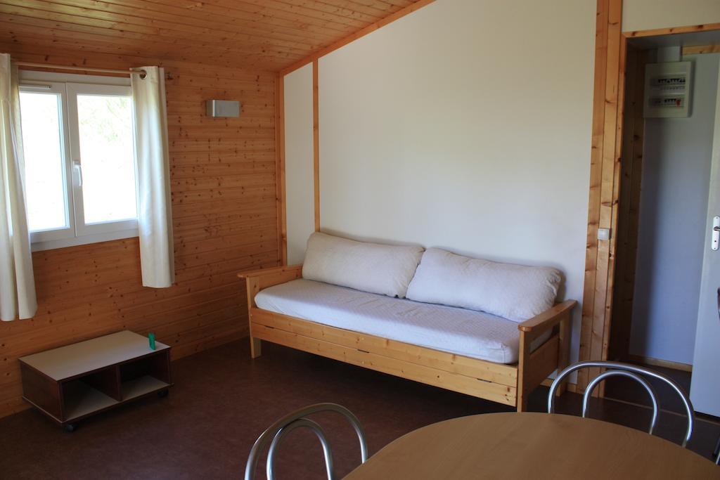Cottages Du Lac De Miel Beynat Ruang foto